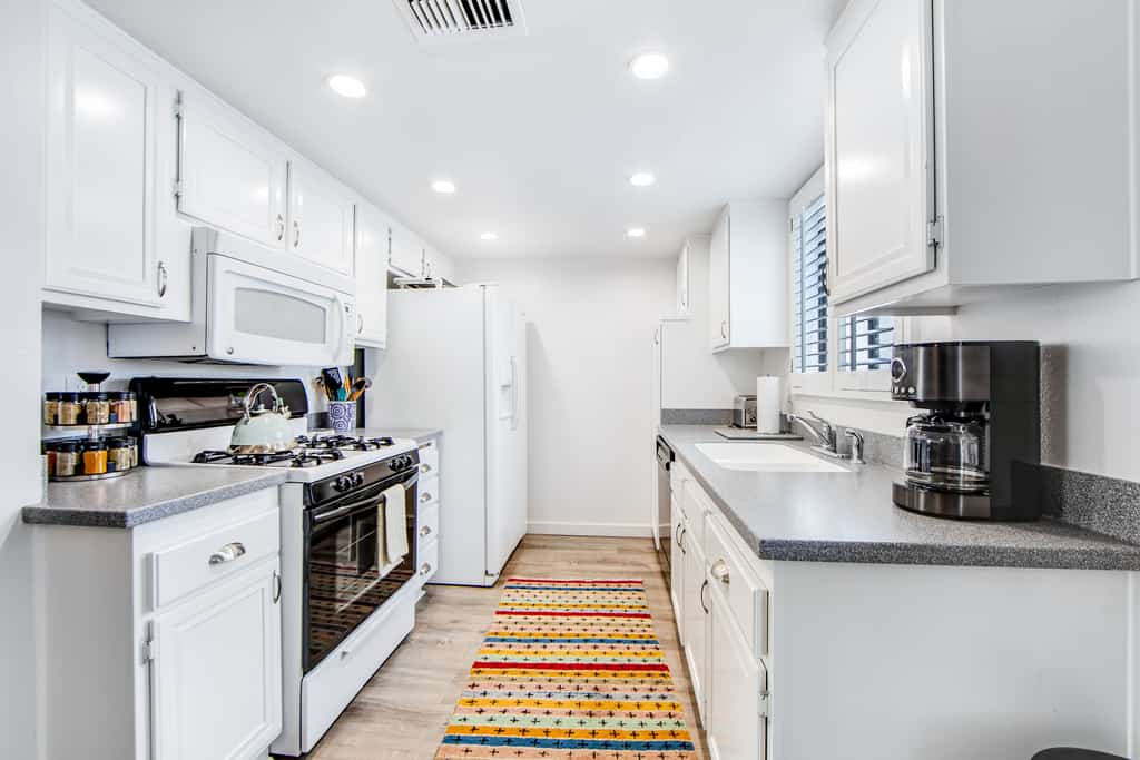 Modern condo with mountain view, private balcony, pools