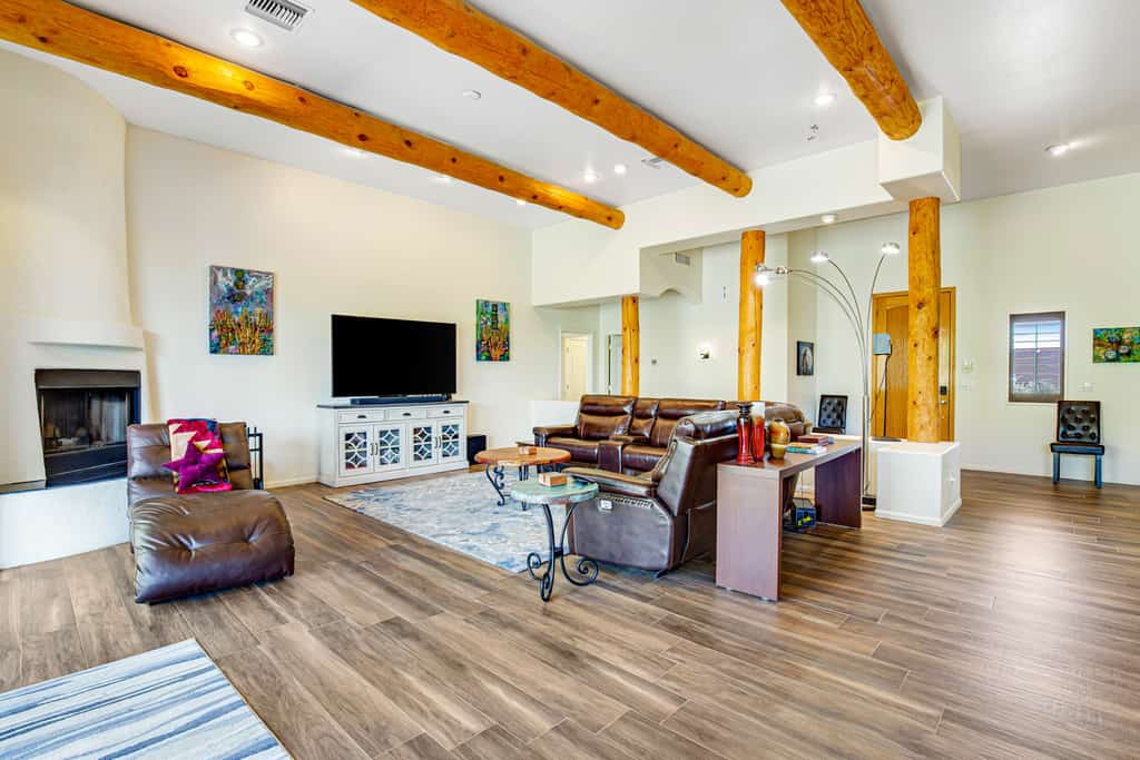 Stellar dog-friendly home with gas grill, patio, kitchen, TV, and washer/dryer