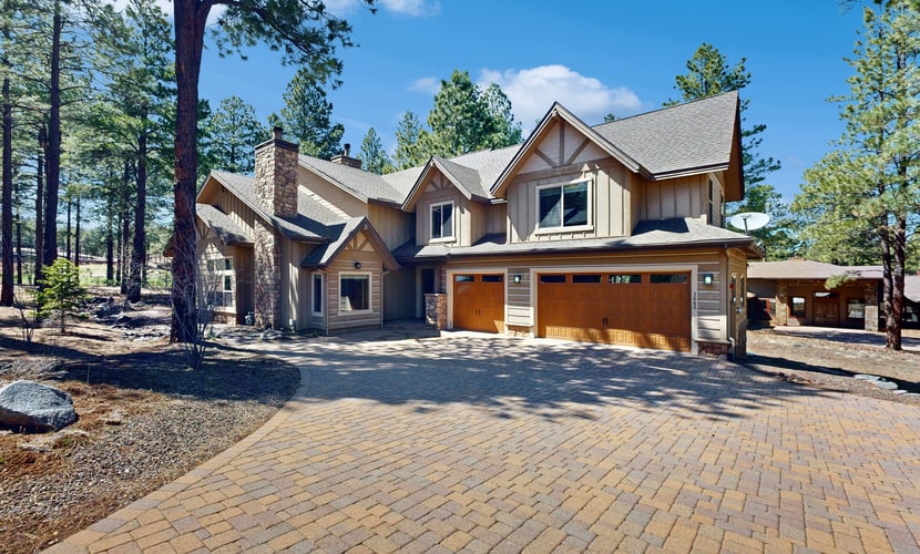 Exquisite home with mountain views, fireplaces, game room & private Hot tub