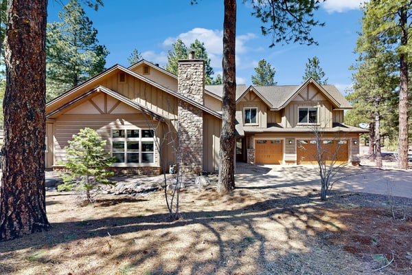 Exquisite home with mountain views, fireplaces, game room & private Hot tub