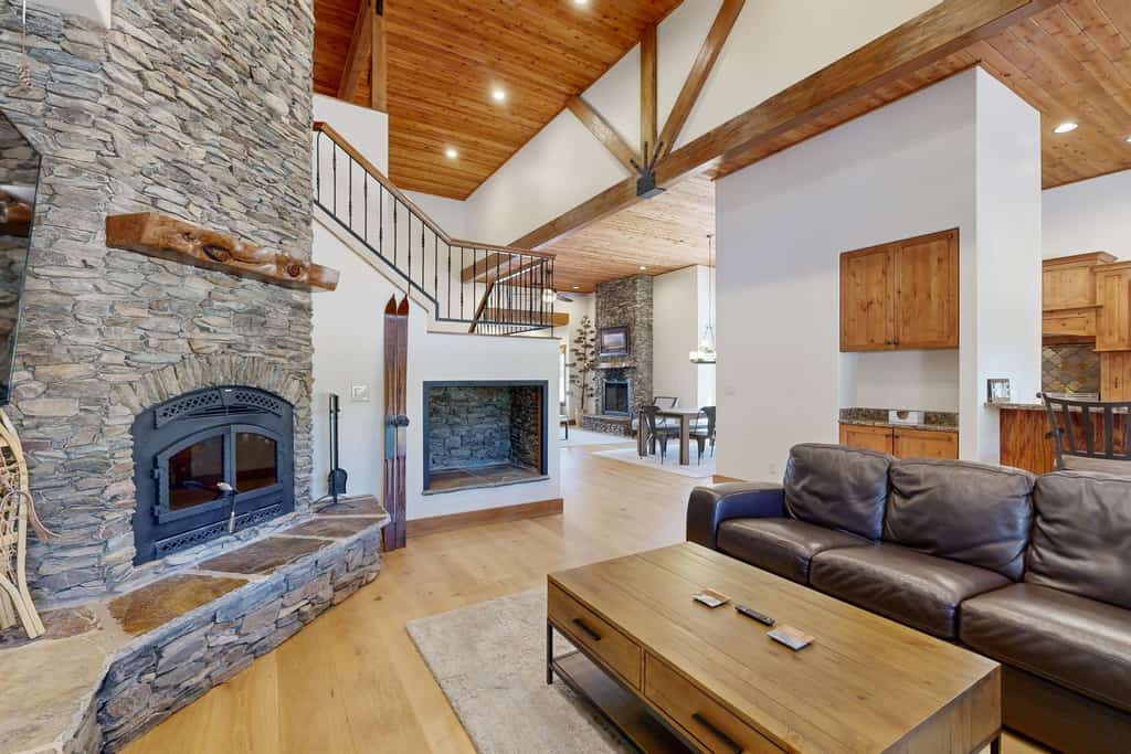 Exquisite home with mountain views, fireplaces, game room & private Hot tub