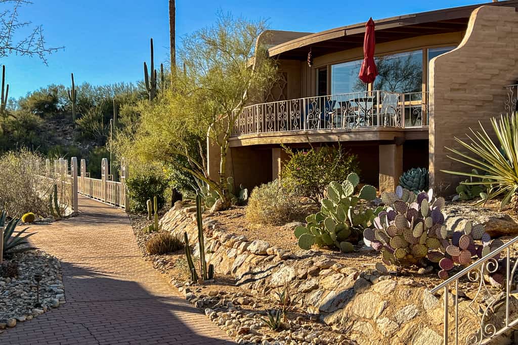Lovely condo with desert views, on site golf, heated pool, & fitness center