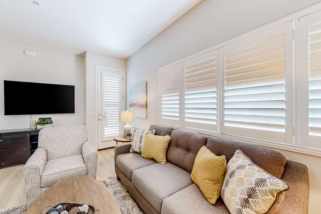 Beautiful dog-friendly condo with pool, central AC, & washer/dryer