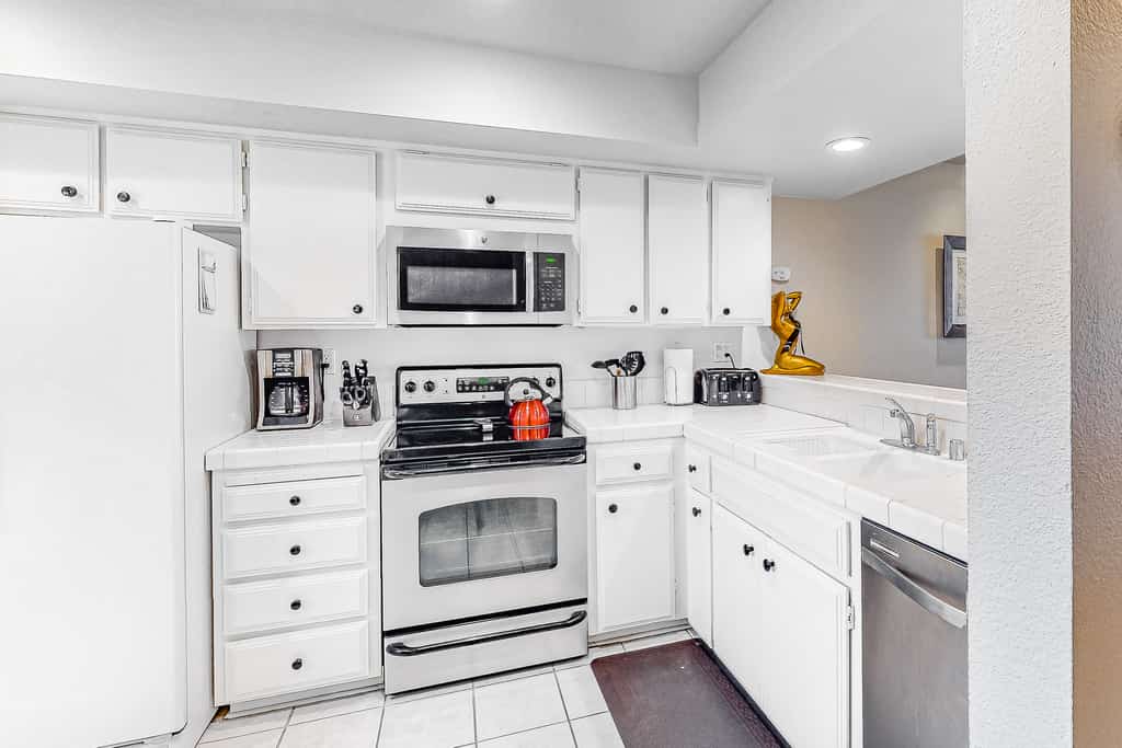 Comfortable, dog-friendly condo in a gated community w/ a shared pool
