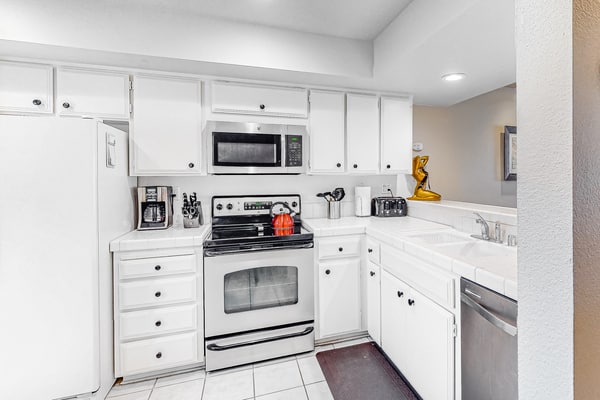 Comfortable, dog-friendly condo in a gated community w/ a shared pool