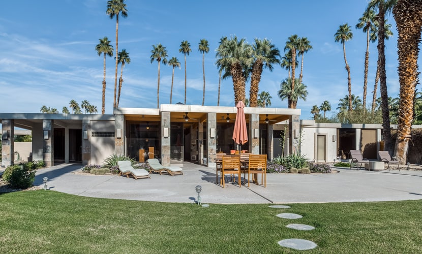 Luxurious home w/ expansive patio, shared pool, gas fireplace, mountain views