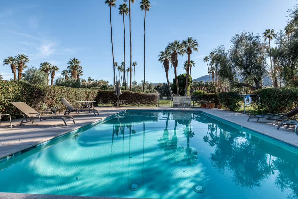 Luxurious home w/ expansive patio, shared pool, gas fireplace, mountain views