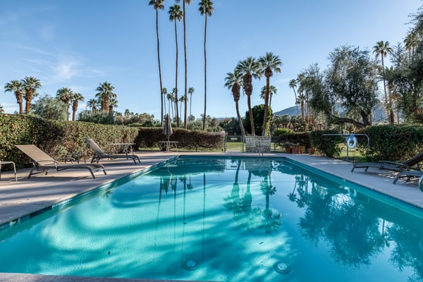 Luxurious home w/ expansive patio, shared pool, gas fireplace, mountain views
