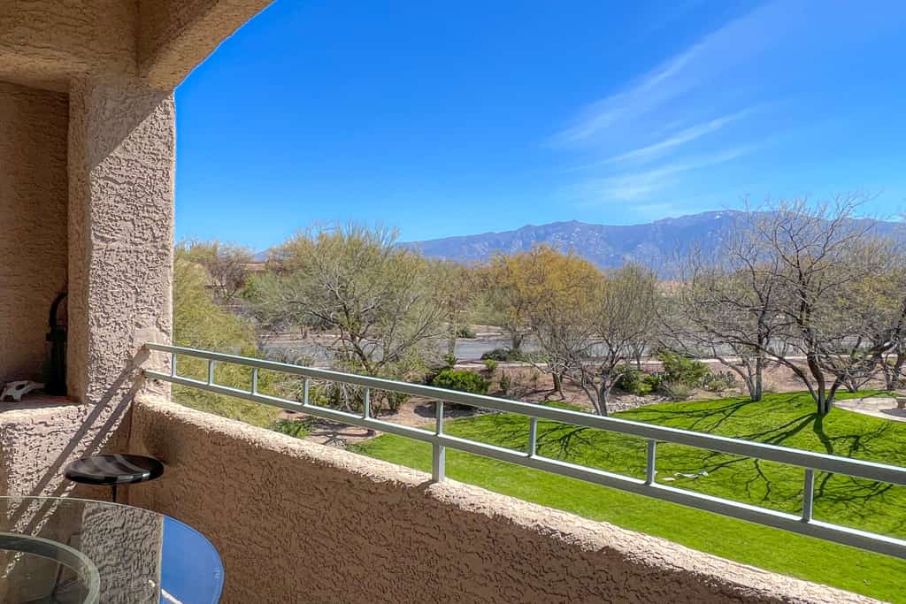 Dog-friendly condo close to hiking with outdoor pool, hot tub & fitness room