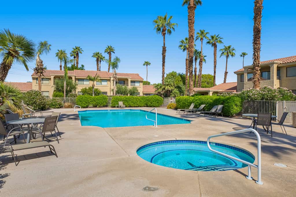 Bright Dog Friendly condo with inviting patio, washer/dryer on a Golf Course