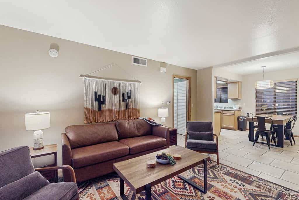 Charming Condo w/ Red Rock views, shared pool/hot tub & pickleball/tennis courts