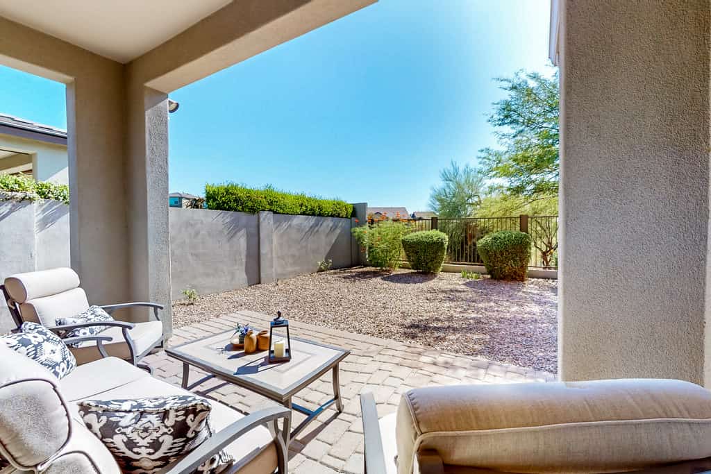 Beautiful desert home near trailheads with yard, grill, and mtn views - dogs ok