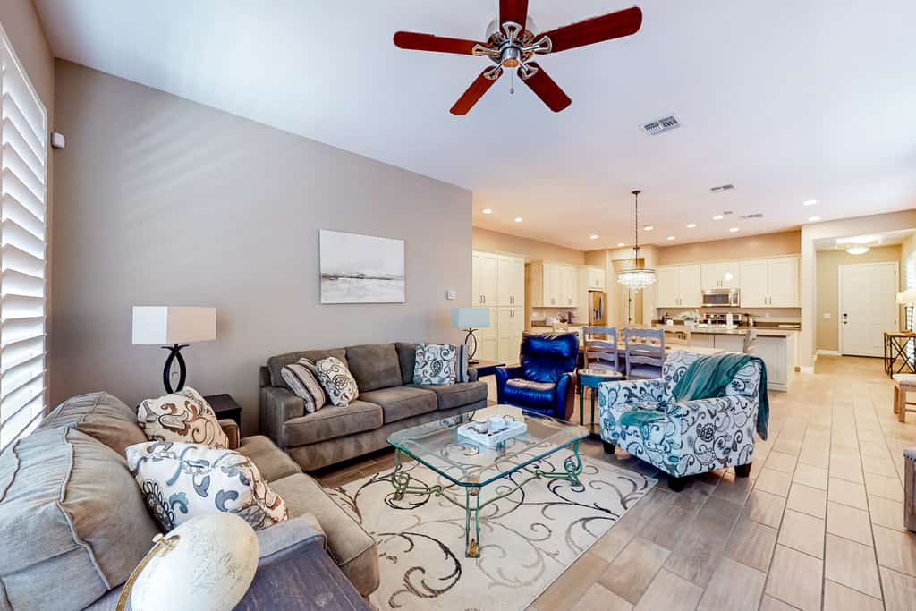 Beautiful desert home near trailheads with yard, grill, and mtn views - dogs ok