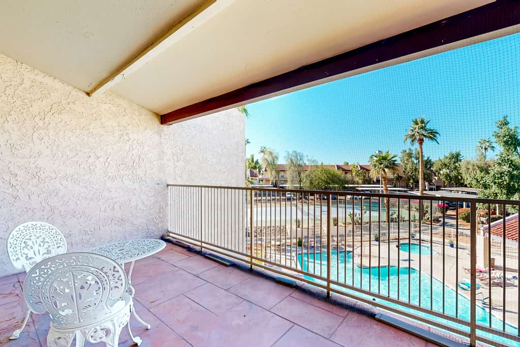 Gorgeous condo with hot tub, pool, tennis court, & grilling area - lake access