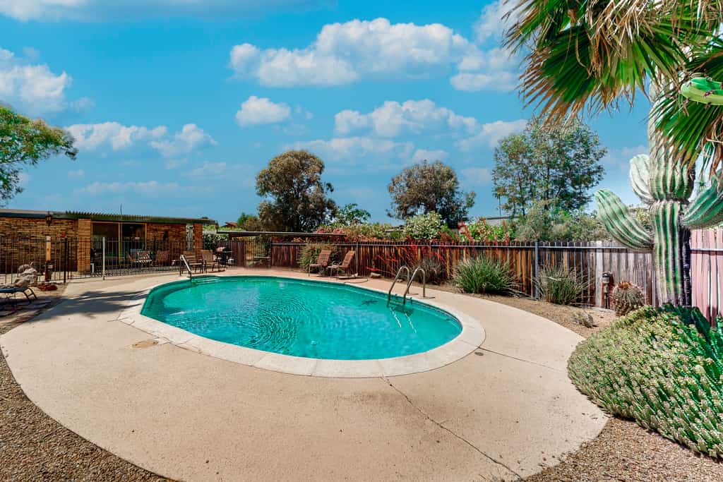 Wonderful condo with pool, fireplace, W/D, & grill - golf nearby