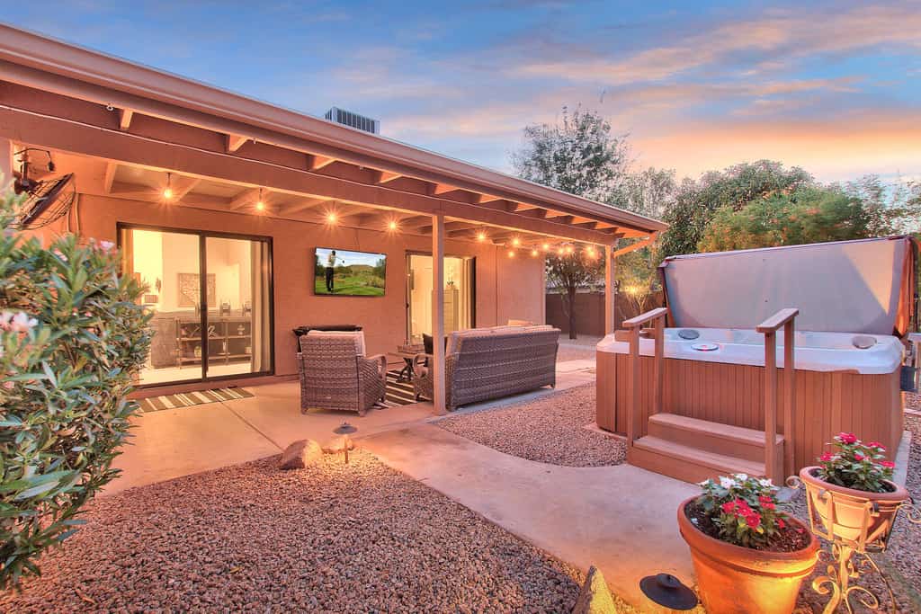 Contemporary home with a private pool, hot tub & fast WiFi