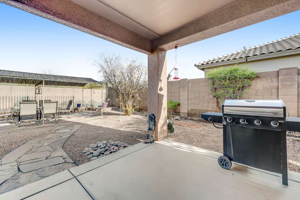 Serene home with mountain views, enclosed yard, patio, grill & AC - near golf