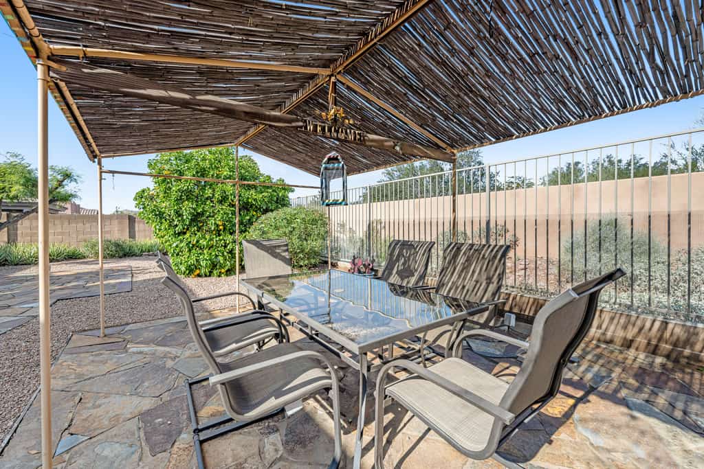 Serene home with mountain views, enclosed yard, patio, grill & AC - near golf