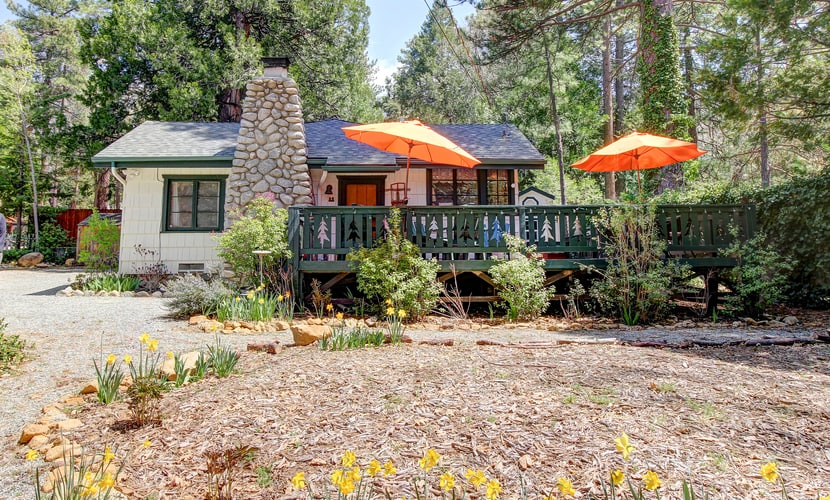 Dog-friendly mountain retreat with private hot tub & well-appointed deck