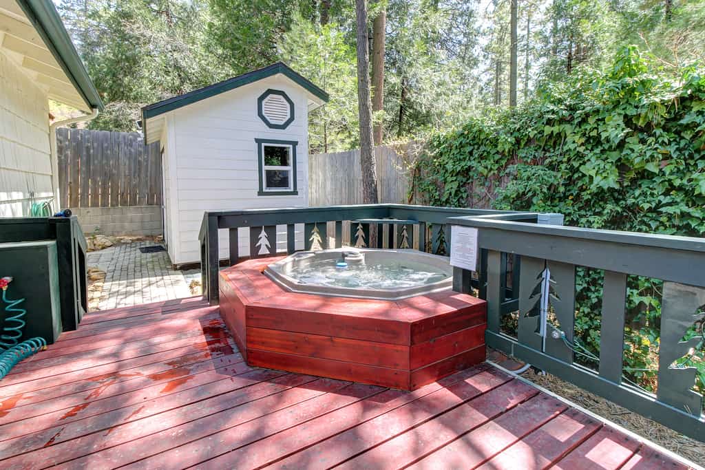 Dog-friendly mountain retreat with private hot tub & well-appointed deck