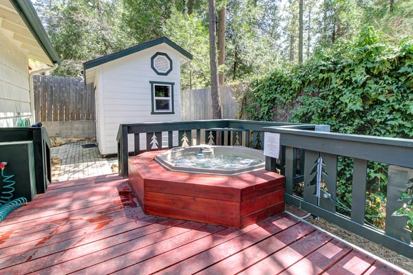 Dog-friendly mountain retreat with private hot tub & well-appointed deck