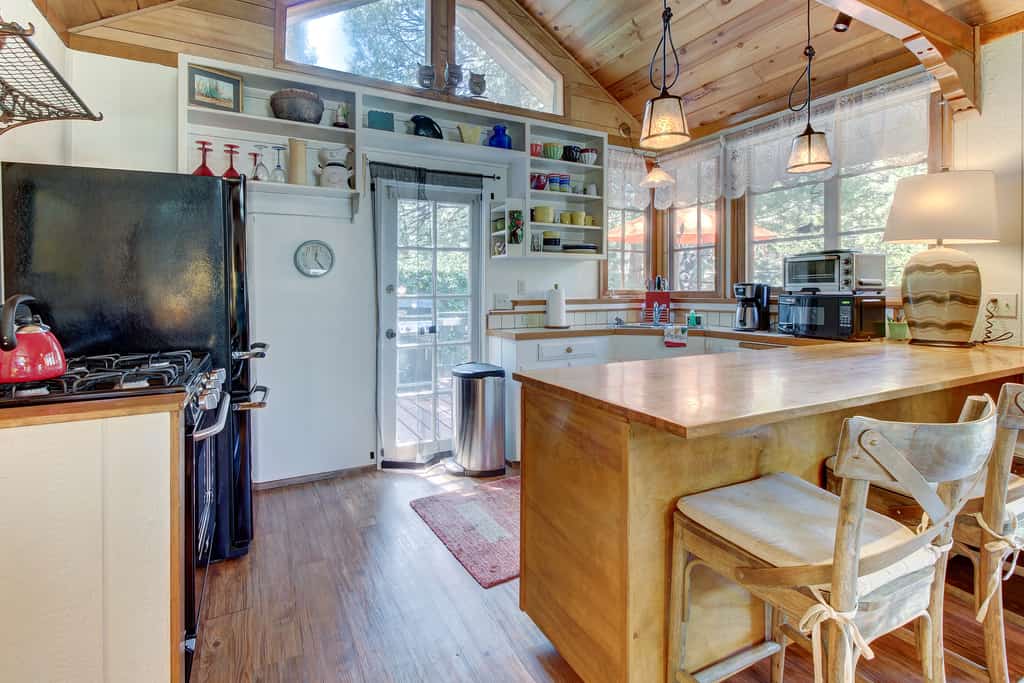 Dog-friendly mountain retreat with private hot tub & well-appointed deck