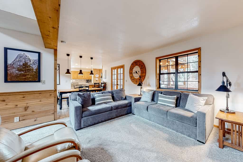 Charming dog-friendly home with covered deck, W/D, & mountain view