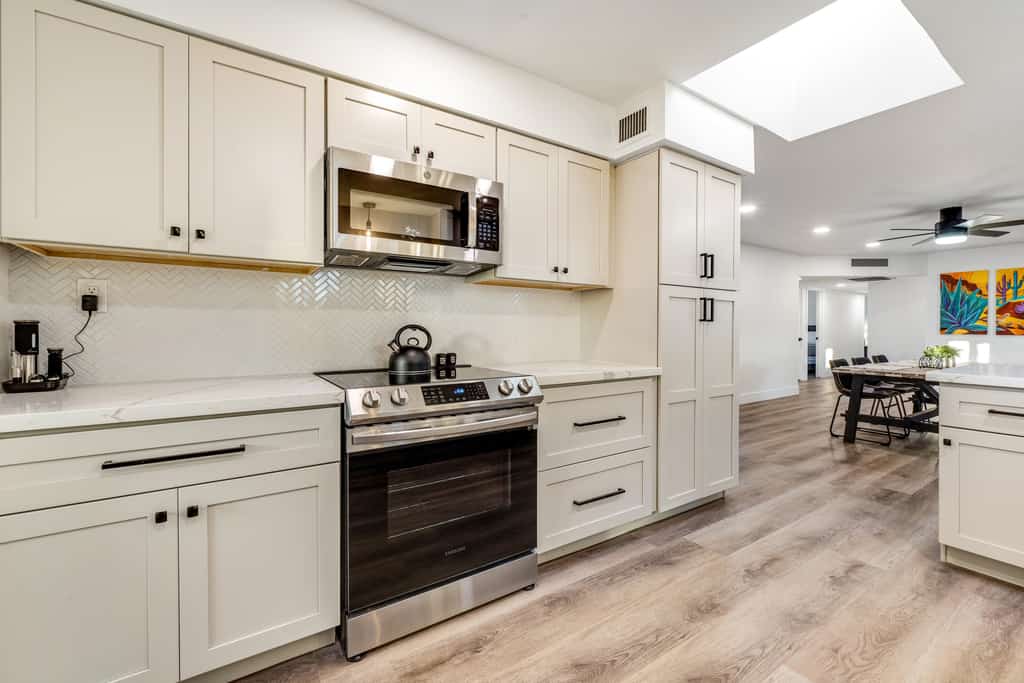 Stylish desert oasis with fast WiFi, fenced yard, & screened patio