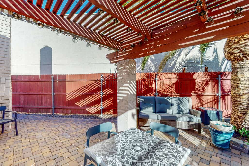 Charming dog-friendly townhome with 3 pools, gas grill, AC, & washer/dryer