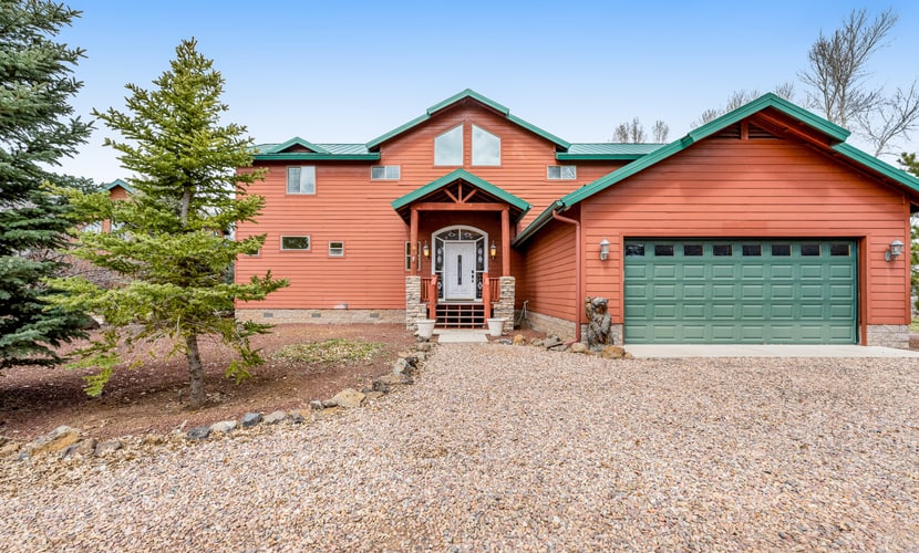 Spacious lakefront home with deck & W/D