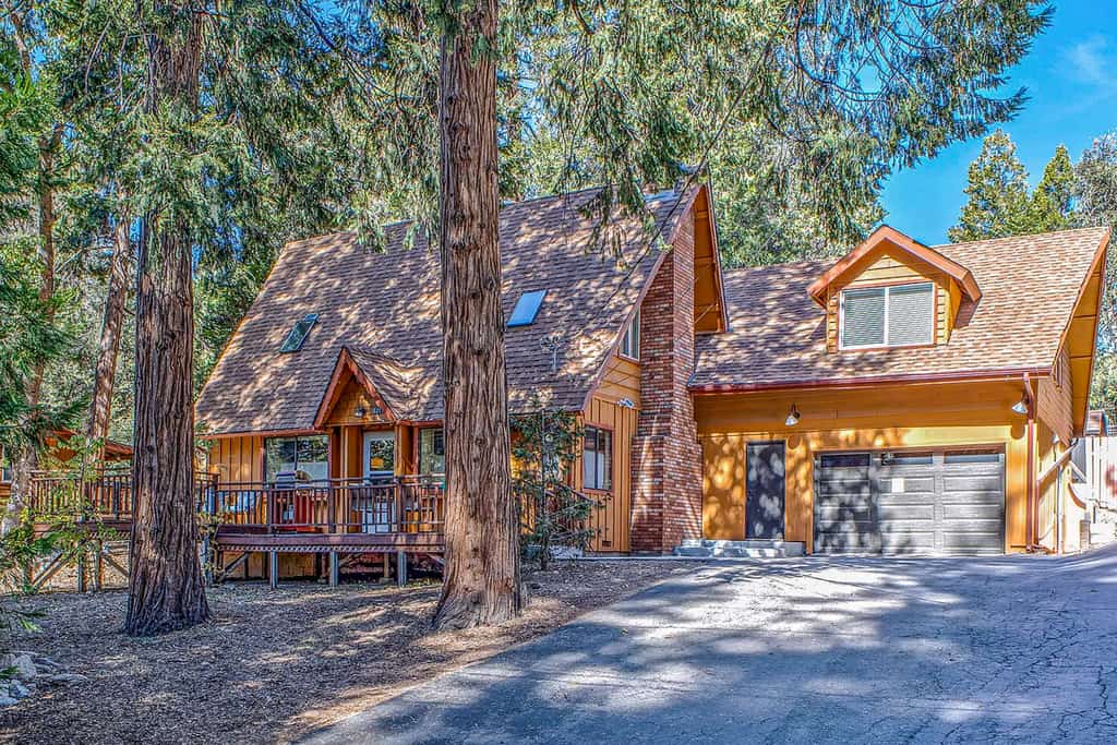 Outdoor Enthusiast's Paradise - Mountainside Cabin