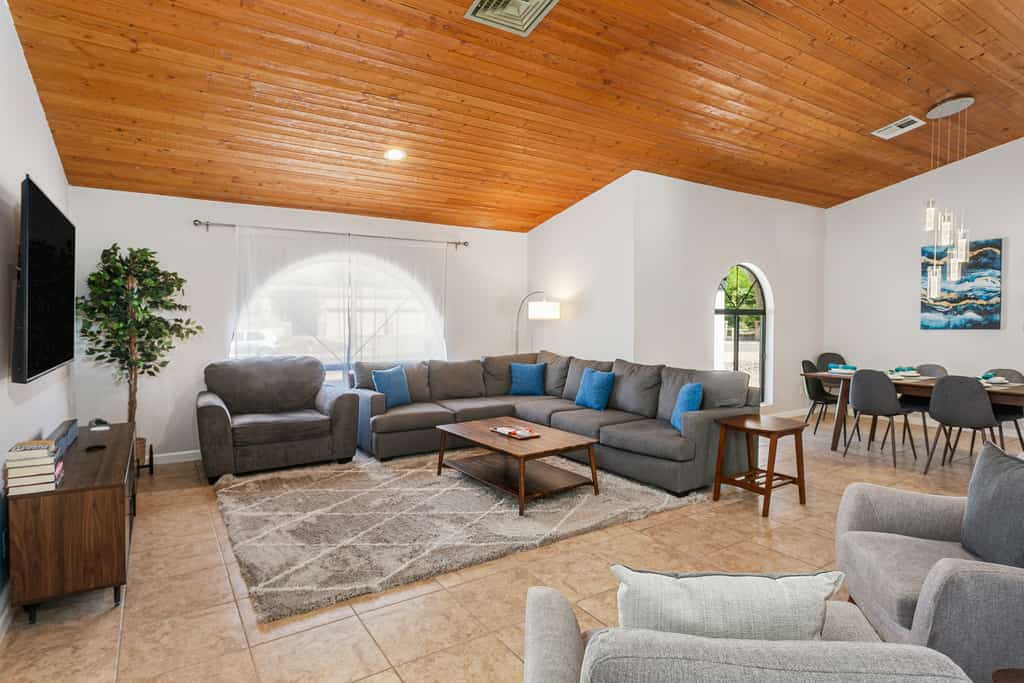 Spacious vacation rental with a private pool, a hot tub & AC
