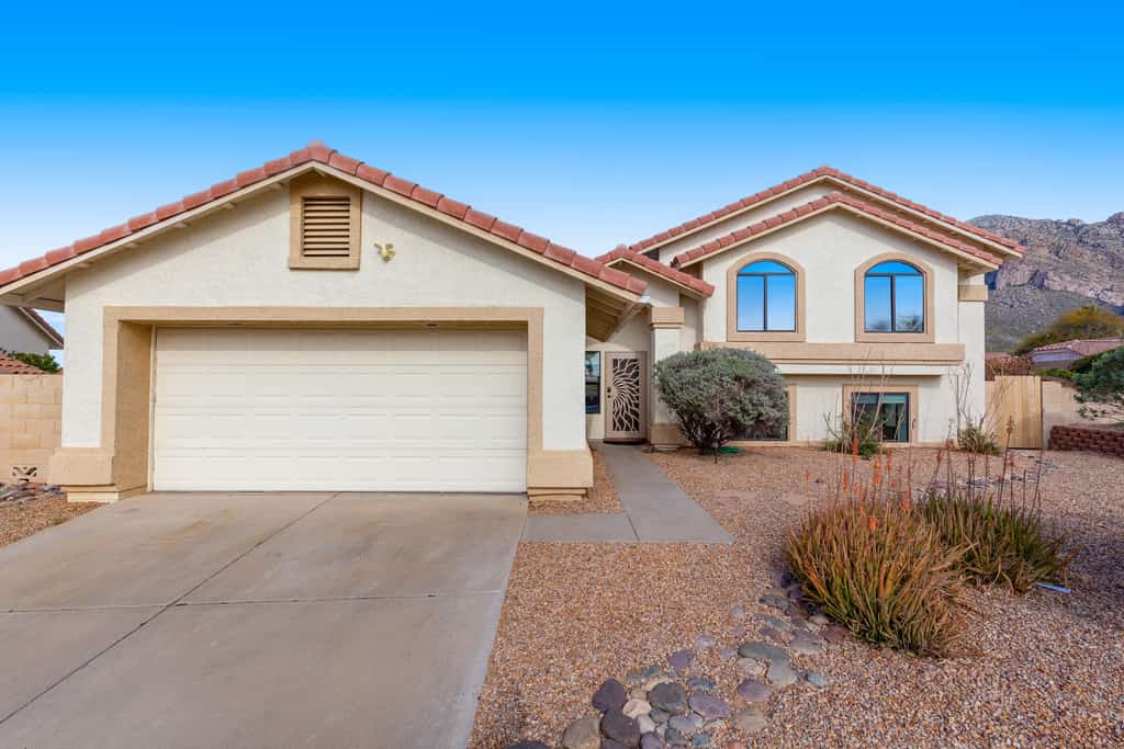 Spacious home with mountain views, grill, central air-conditioning, & free WiFi