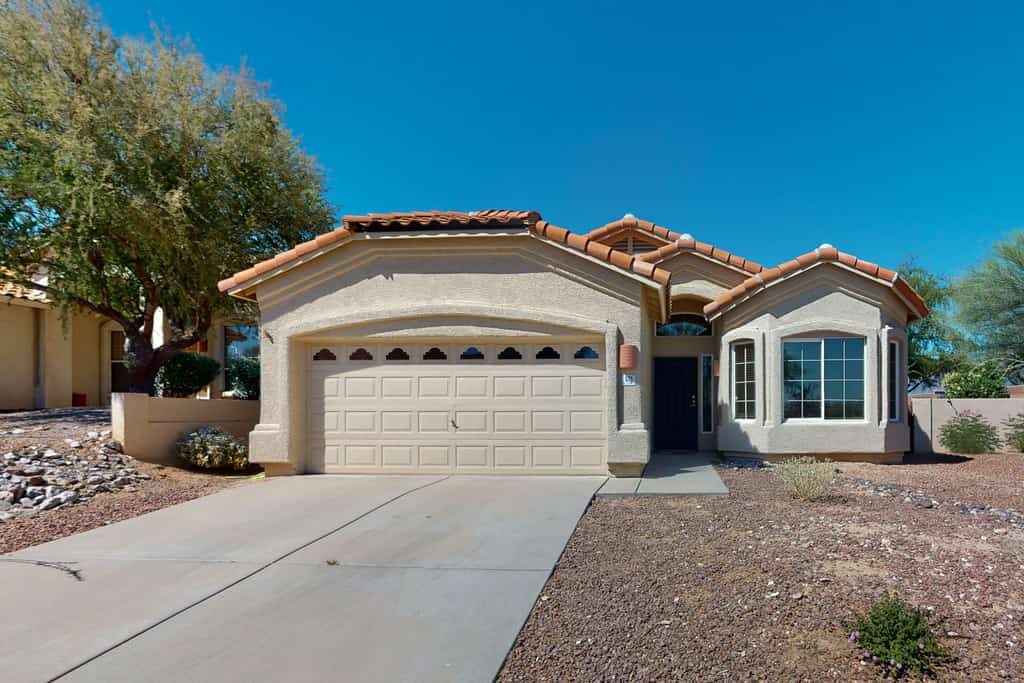 Dog-friendly desert home with mountain views, enclosed yard, grill, W/D, and AC