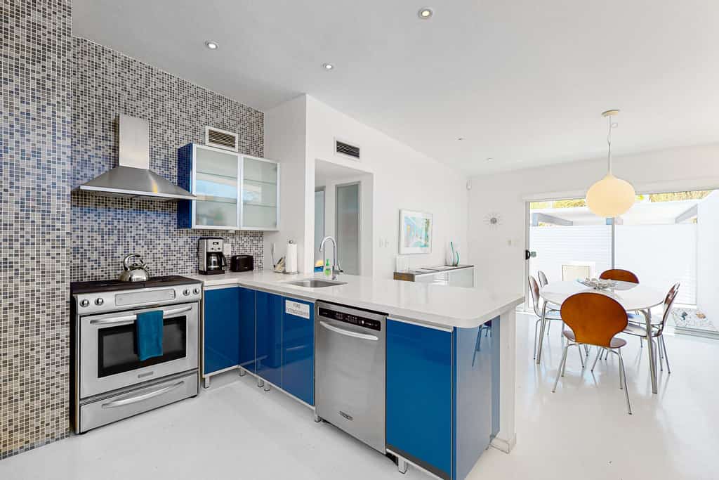 Elegant Wexler home with private outdoor pool & spa - 2 dogs welcome