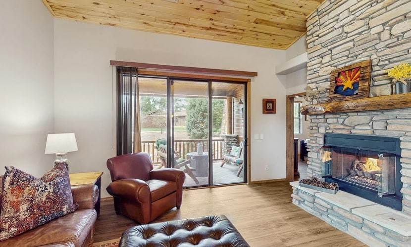 Charming mtn-view townhouse w/fireplace, patio, grill, streaming, washer/dryer