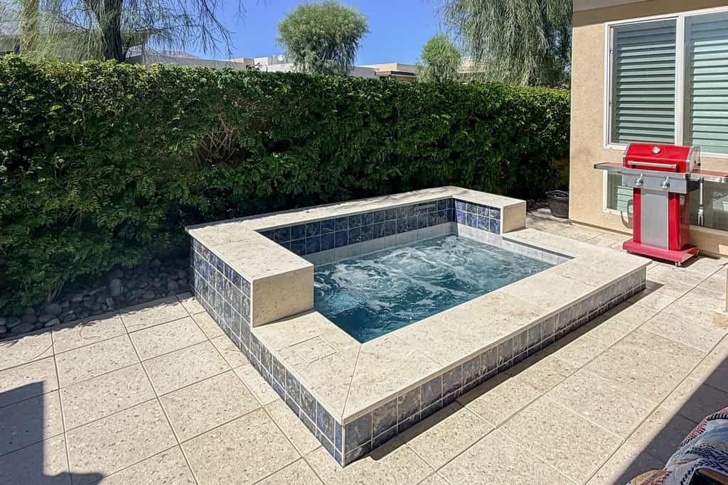 Relaxing home with shared pool, outdoor fireplace & on-site golf - dogs OK