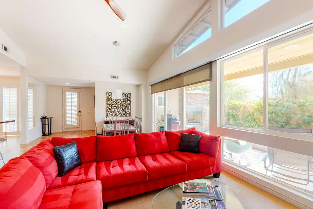 Relaxing home with shared pool, outdoor fireplace & on-site golf - dogs OK