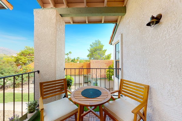 Charming first floor condo w/ shared heated pool, hot tub, tennis courts