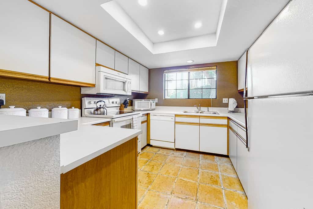 Inviting, dog-friendly condo with outdoor pool, pool spa & tennis access