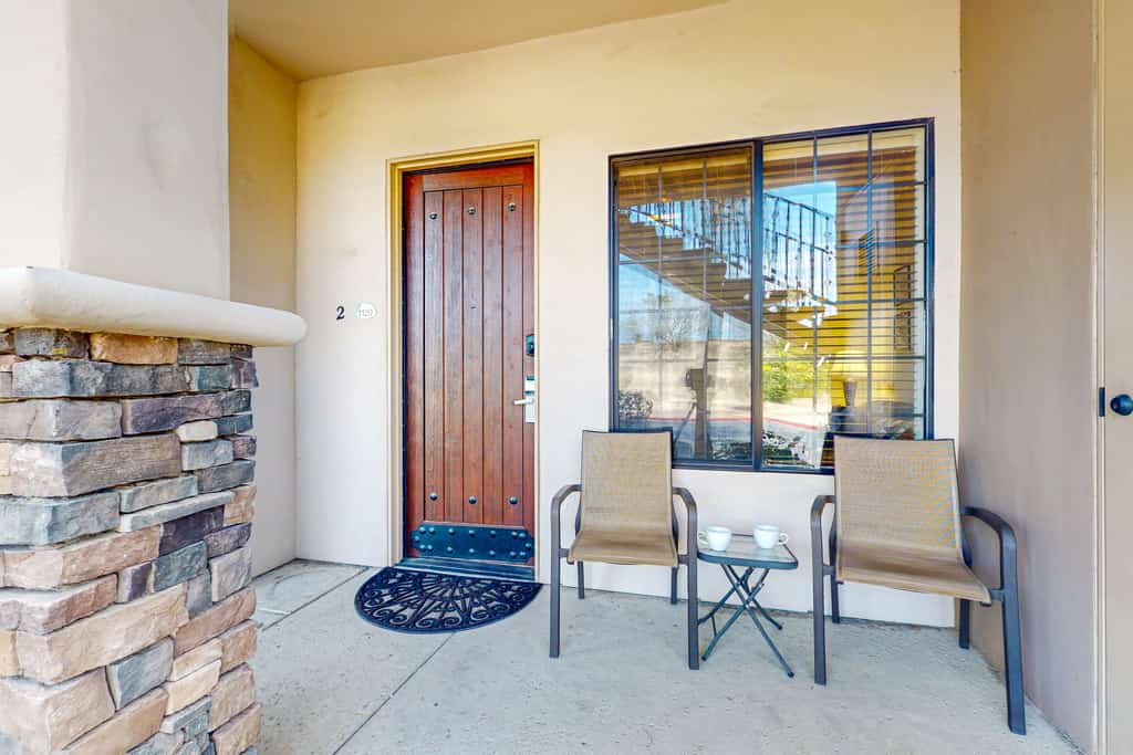 Clean and welcoming king-suite w/ shared pool & hot tub
