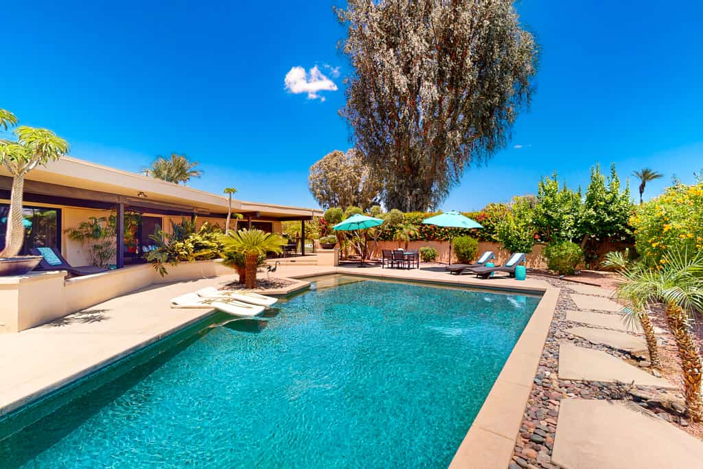 Lovely midcentury home with private pool and outdoor kitchen - dogs welcome