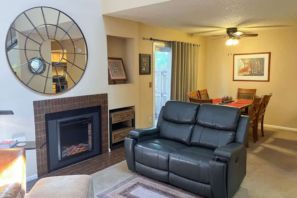 Condo with full kitchen, balconies, views of Mt. Elden - close to town
