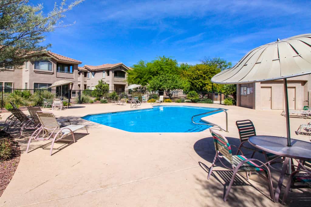 Cozy condo in Oro Valley w/swimming, biking, hiking and golf courses nearby!