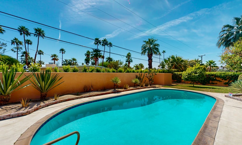 Elegant, dog-friendly house with private hot tub & outdoor pool