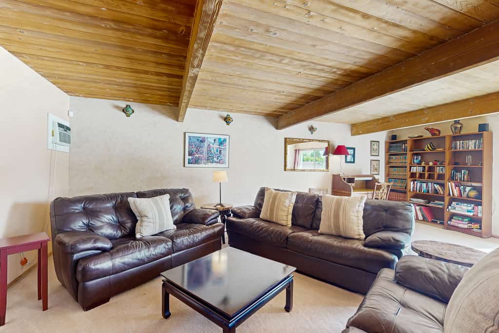 Elegant, dog-friendly house with private hot tub & outdoor pool
