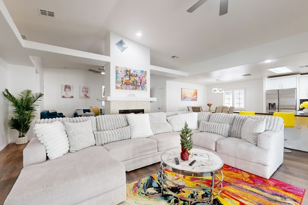 Luxury home w/ mountain views, private pool, close to golf and hiking trails