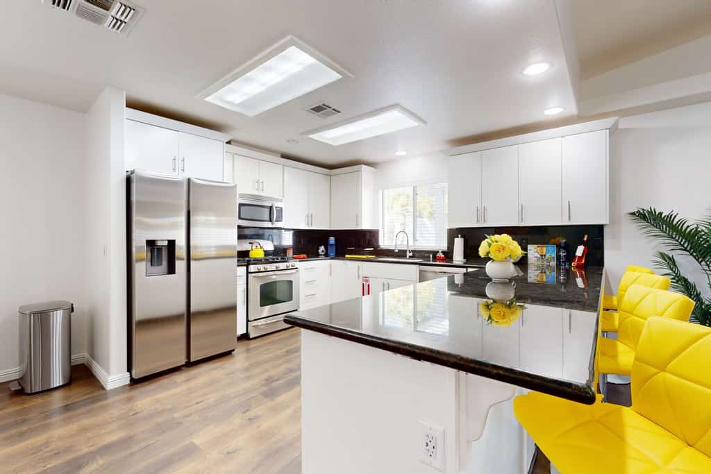 Luxury home w/ mountain views, private pool, close to golf and hiking trails
