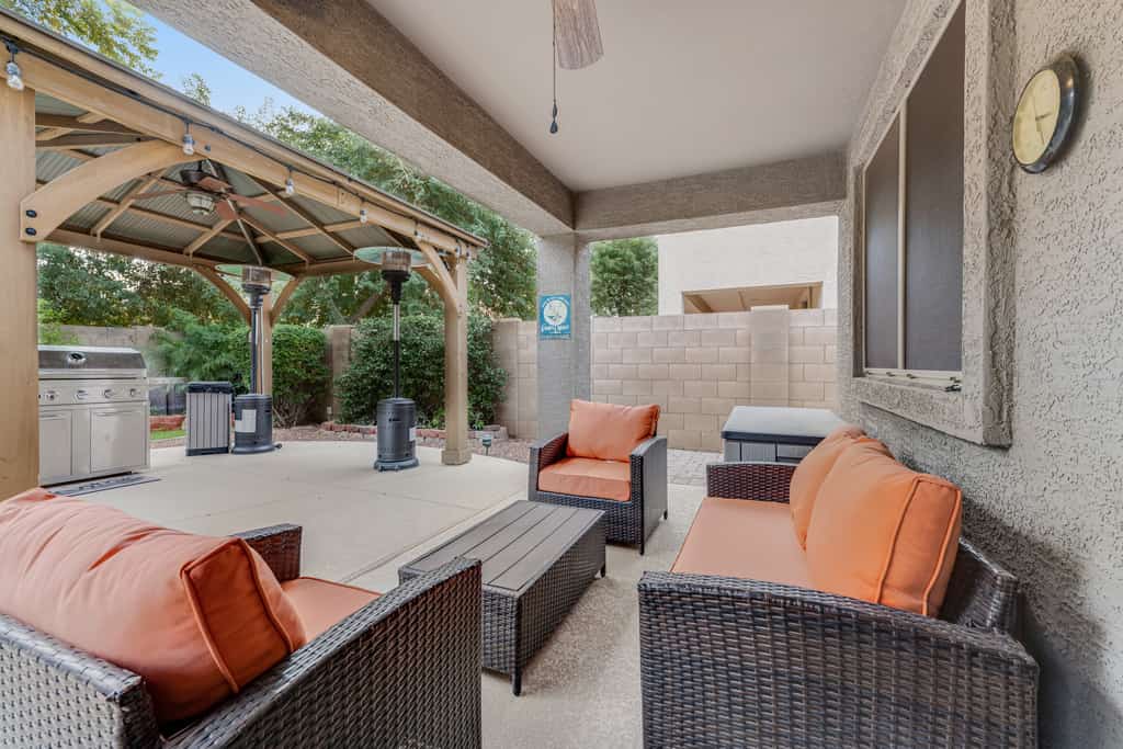 Dreamy home with private pool, high-speed WiFi, full kitchen, & W/D