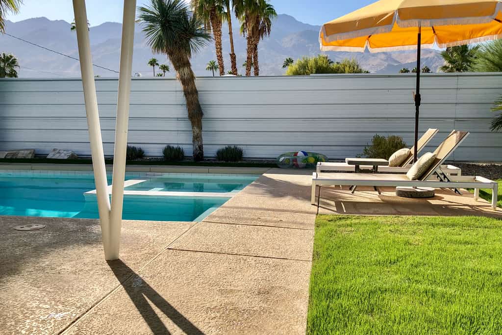 Cheerful mid-century home w/ private pool, spa, firepit & mountain views